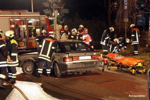 13.11.2010 (BP101111-01) Dresden - VKU PKW knallt gegen Ampel - Fahrer lebensbedrohlich verletzt