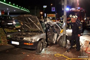 13.11.2010 (BP101111-01) Dresden - VKU PKW knallt gegen Ampel - Fahrer lebensbedrohlich verletzt