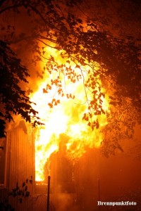 18.06.2011 (BP110618-01) Dresden - Brand Baracke steht in Flammen - stundenlange Lscharbeiten