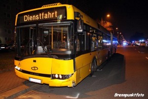 20.11.2010 (BP101120-01) Dresden - VKU Linienbus und 3 PKW kollidieren auf Kreuzung - 10 Verletzte