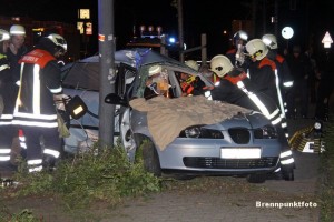 13.06.2011 (BP110613-01) Dresden - VKU PKW knallt gegen Lampenmast - 2 Schwerverletzte