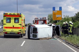 28.05.2012 (BP120528-01) Dresden - VKU Kleintransporter in Kurve umgekippt - 2 Verletzte