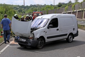 28.05.2012 (BP120528-01) Dresden - VKU Kleintransporter in Kurve umgekippt - 2 Verletzte