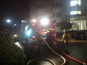 Im Bild: LF im Einsatz bei Wohnungsbrand in der Ackermannstraße