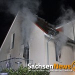 Rauch tritt während der Brandbekämpfung aus der Wohnung aus