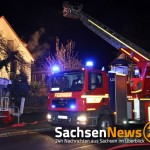 Eine Drehleiter in Anleiterbereitschaft bei beim Wohnungsbrand auf der Chemnitzer Straße
