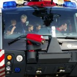 Jugendfeuerwehr lässt sich die Mannschaftkabine eines Flugfeldlöschfahrzeuges zeigen